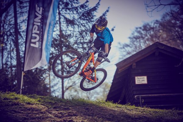 Action- und Sportfotografie – Downhill-Mountainbikefahren im Fokus