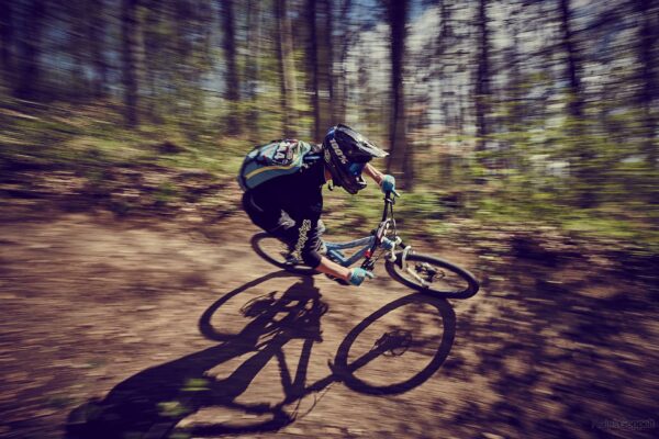 Action- und Sportfotografie – Downhill-Mountainbikefahren im Fokus – Bild 2