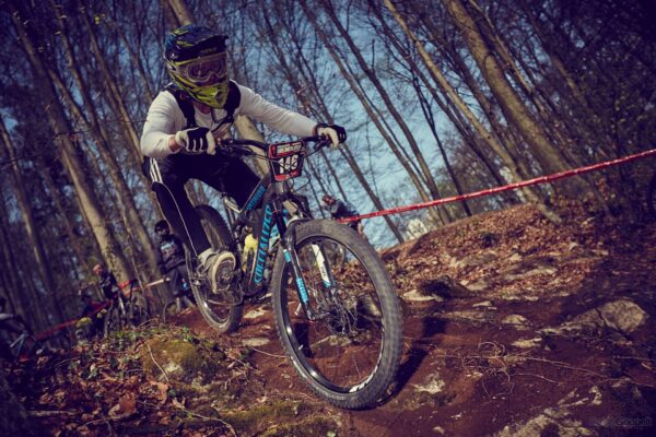 Action- und Sportfotografie – Downhill-Mountainbikefahren im Fokus – Bild 4