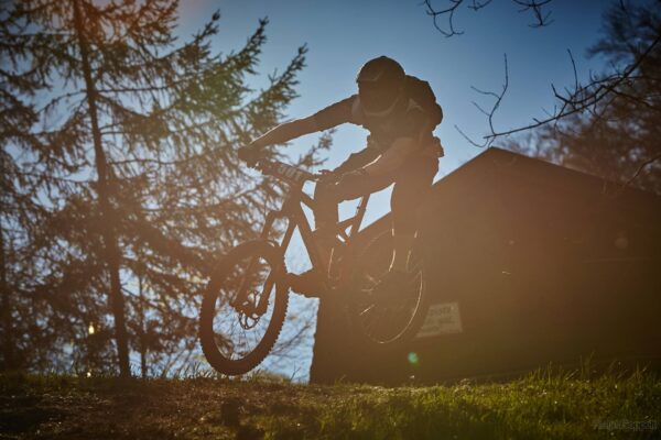 Action- und Sportfotografie – Downhill-Mountainbikefahren im Fokus – Bild 3